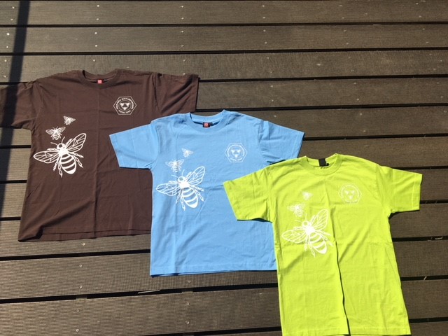 T-shirt med bier og logo